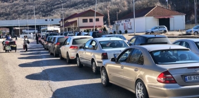 Mijëra emigrantë kthehen për festa, në Kapshticë qytetarët presin deri në 4 orë