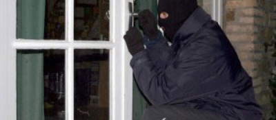 Maskat makth për qytetin e Elbasanit/ Grabiten 500 mijë lekë në kasën e një dyqani