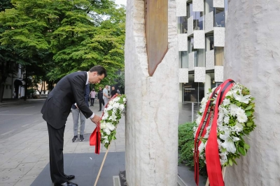 Demokratët homazhe në Memorialin e Azem Hajdarit, Basha: Vepra dhe sakrifica e tij, model frymëzimi për të mos iu nënshtruar dhunës së regjimit