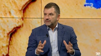 Andi Bushati: Propagandë e shëmtuar me vaksinën. Nuk dihet kush, si dhe nga i sollën