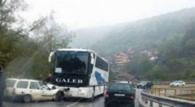 “Fordi” përplaset me autobusin e Kosovës, plagoset rëndë një grua