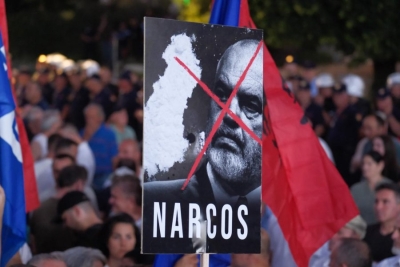 ‘Lironi Berishën’, ‘Narcos’, mijëra protestues me pankarta në duar &#039;pushtojnë&#039; Bulevardin Dëshmorët e Kombit
