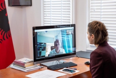 Fondacioni Vodafone Albania dhuron 5000 pajisje smart për fëmijët që nuk kanë akses në mësimin online