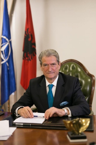 Falimenton shteti: Mësuesve iu shtyhen pagat për në 15 nëntor!