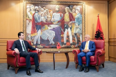Meta e priti Bashën në sallën ceremoniale ku pret Presidentë dhe Kryeministra