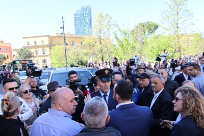 Protesta te bashkia/ Nisin tensionet, qytetarët bllokojnë rrugën