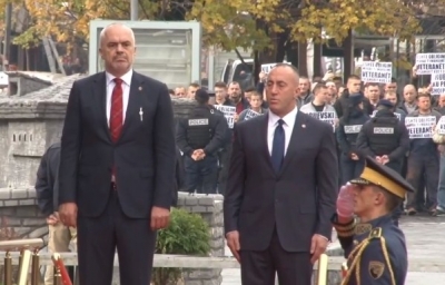 Nis mbledhja Shqipëri - Kosovë në Pejë, protestuesit parulla kundër Ramës