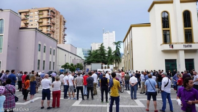 Video/ Artistë e qytetarë mbushin sheshin kundër prishjes së Teatrit