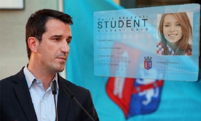 VIDEO/ Studentja kërkon abone me kartën e studentit, shitësi: Ju ka mashtruar Veliaj, ju shkoni e protestoinin te zyra