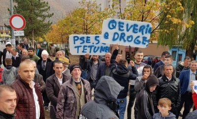 FOTO/ “Qeveri e drogës”, “Rinia e Hasit nuk të do”