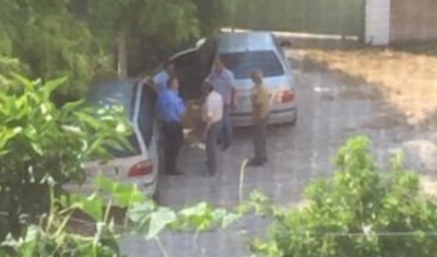 Shfaqja e diktaturës/ Kreu i PS transporton vetë materialet zgjedhore