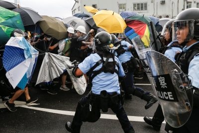 Protesta të dhunshme në Hong Kong, qytetarët thyejnë dyert e kryeministrisë (Fotot+Videot)