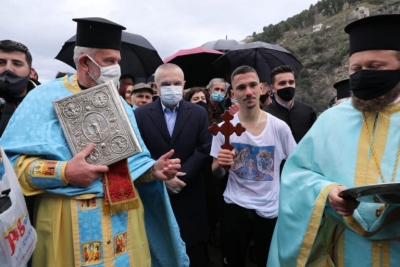 Hidhet Kryqi i Bekuar në ujërat e Osumit. 9 të rinj sfidojnë temperaturat e ulëta dhe hyjnë në lum. Mesazhi i Presidentit