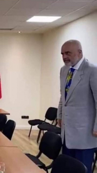 Berisha:Foto of the day!Dje ne Prishtine. Kur shkon pa ftuar e gjen pa shtruar!