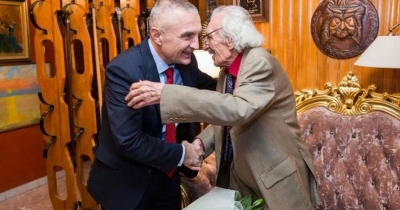 “Pranë nesh me ide në letërsi, art e politikë”/ Presidenti Meta kujton Dritëro Agollin: I madh dhe i paharruar dritëron përjetë…