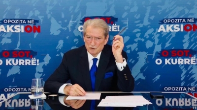 Berisha: Kushtetuesja mashtroi hapur, unë e kërkova çështjen e konfliktit të interesit të gjykatëses me 5 mbiemra! Kjo që ndan shtratin me Enkelejdin, nuk është në konflikt