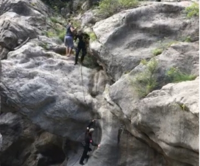 Dalin pamjet, momenti kur forcat e Reneas shpëtojnë turistin që ra tek “Shpella e Pëllumbasit”