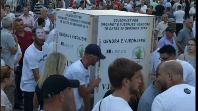 Kutia e votimit mbushet në Bulevard me votoat "Rama ik"