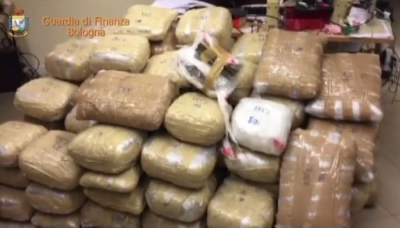 Nuk i ndaloi, Policia italiane kap shqiptarin me 2 kuintalë marihuanë në makinë