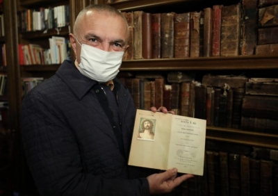 Meta poston foton me Dhiatën e Re në duar: E përkthyer nga Kristoforidhi, ky libër pararendës i gjuhës letrare shqipe