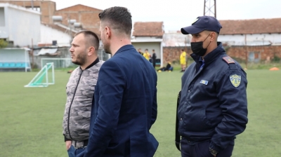 Skandal/Andi Lilen e largojne nga stadiumi se eshte kunder PS.Punonjesi:"Me fal po s'kam ca t'bej eshte politike"