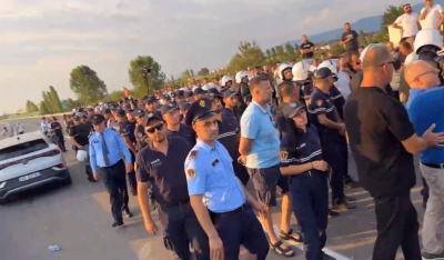 Protesta në Thumanë-Kashar, banorët bllokojnë autostradën, policia hedh gaz lotësjellës