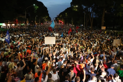 Ja hakmarrja politike ndaj protestuesit që i vendosin gjobë se mban syze optike, nuk ishte as në automjet