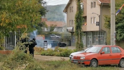 Vazhdon aksioni i policisë në Zveçan, situata mbetet e tensionuar, 6 persona të lënduar kërkojnë ndihmë mjekësore