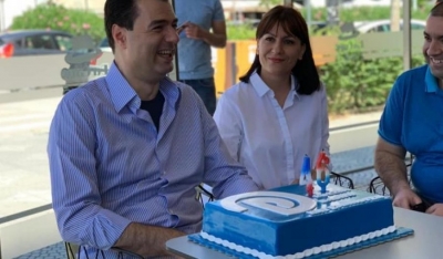 FOTO/46-vjetori i lindjes, Basha fik qirinjtë në Vlorën e Ramës