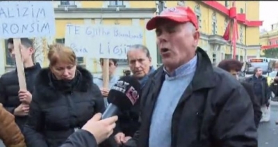 “Do të armatosemi dhe do të vrasim”, protesta para bashkisë