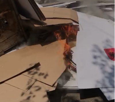 Fitore e protestuesve në Mat, digjen të gjitha materialet zgjedhore