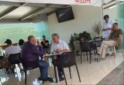 FOTO/ Kandidati i Ramës në Kukës, udhëzon drejtorin e policisë