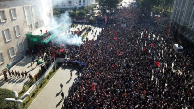 Mbi 80 mijë qytetarë nga rrethet drejt Tiranës