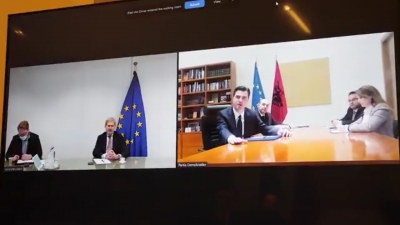 “Për interesa kombëtare bëtë kompromis me qeverinë”/ Komisioneri Hahn- Bashës: Opozita toleroi mangësi që të realizohej Reforma në Drejtësi, e pazakontë për…