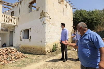 Qeveria në plazh dhe opozita me qytetarët!