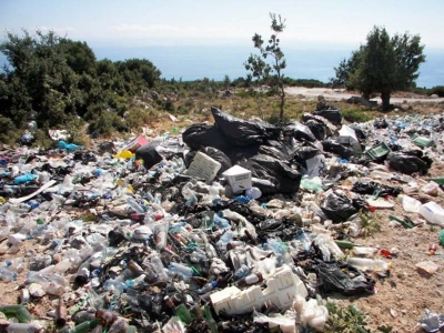 Bashkia Vlorë nuk bën asgjë/ Jeta mes plehrave e banorëve të Babicës