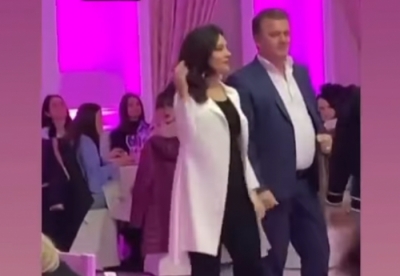 Akuzojnë opozitën, por Spiropali filmohet duke kërcyer në lokalin plot me njerëz