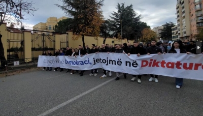 Marshimi i të rinjve të PD: Lindëm në demokraci jetojmë në diktaturë...