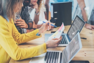 Tërmetet dhe pandemia/VOA:80% e bizneseve në Shqipëri të drejtuara nga gratë u goditën rëndë