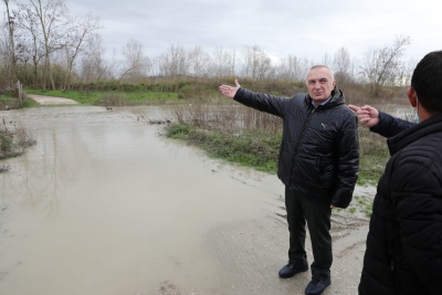 “Pa ujë të pijshëm e rezerva ushqimore”, Meta me banorët e zonave të përmbytura në Sukth: Shërbim, jo propagandë!