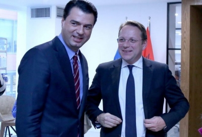 “Do bëjmë gjithçka për t’i dhënë fund krizës”, Basha pas takimit me Komisionerin për Zgjerim: Gjetëm dakordësi për dy objektiva madhore