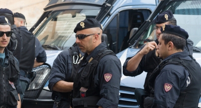 Shqiptarët rrahin tunizianin dhe plagosin 4 policë