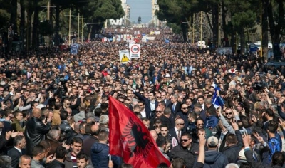 Basha konfirmon: Protesta e madhe e opozitës në Bulevardin “Dëshmorët e Kombit”