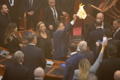 Protesta në Parlament/ Ushtarët e Ramës në Komisionin e Etikës përjashtojnë 7 deputetë të opozitës nga Parlamenti për 10 ditë