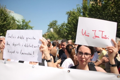 ‘Shuplaka’ e gazetës austriake: Rama si Vuçiç, shembi Teatrin me stil hitlerian