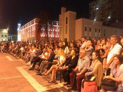 Si u sfidua regjimi i Ramës dhe Veliajt nga shfaqja e Jul Qezarit, në oborrin e Teatrit Kombëtar