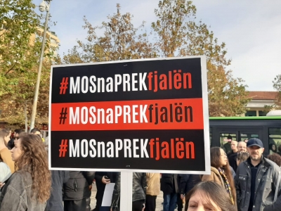 'Vazhdon Partia e Punës, t’na e sjellë n’majë t’hunës’, pankarta nga protesta e gazetarëve