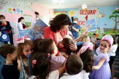 E përqafuar nga fëmijët, ambasadorja e SHBA uron 1 qershorin