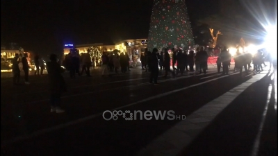 Grumbullime njerëzish dhe koncert në mes të Tiranës, a do gjobitet edhe Bashkia?!