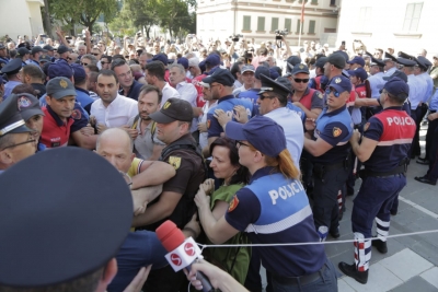 Zëri i Amerikës: Përplasje për Teatrin Kombëtar. Policia tërheq zvarrë Edmond Budinën